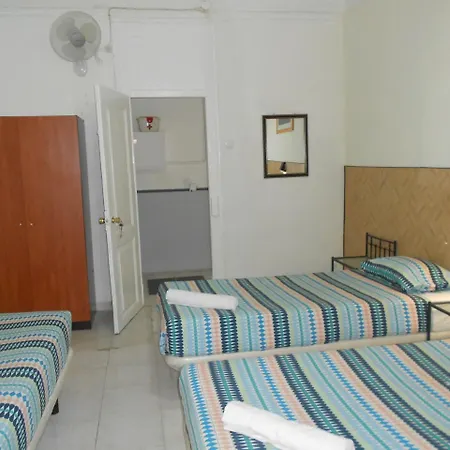 Crescent Hostal *